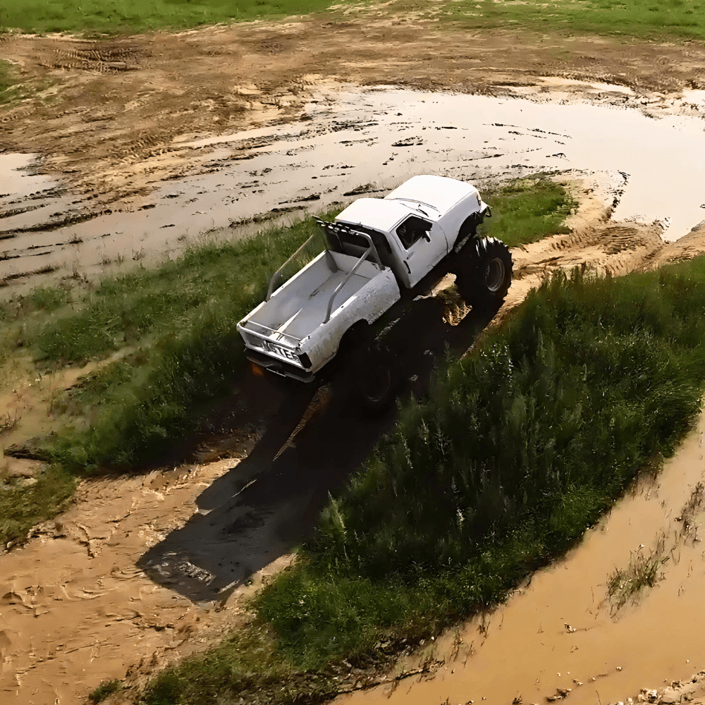 Monster truck mknie przez błotnistą trasę, oferując ekstremalne wrażenia miłośnikom przygód w Gassach pod Warszawą.