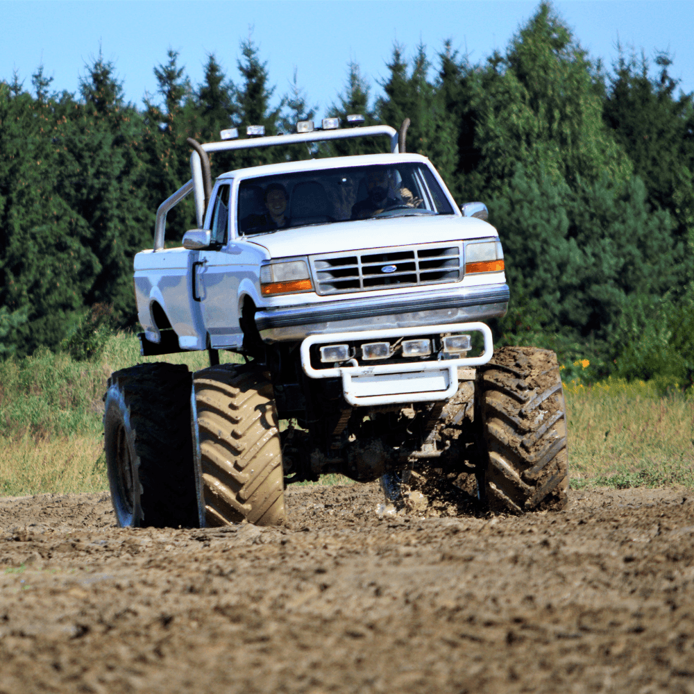 Wyjątkowy pokaz monster truck na placu monstertruck poland