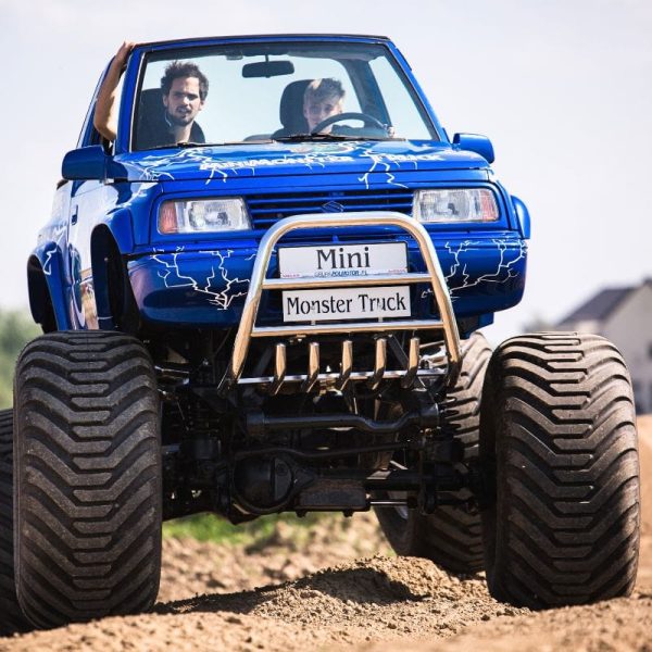 Niebieski Mini Monster Truck dla dzieci podczas jazdy po piaszczystym torze w Gassach koło Warszawy