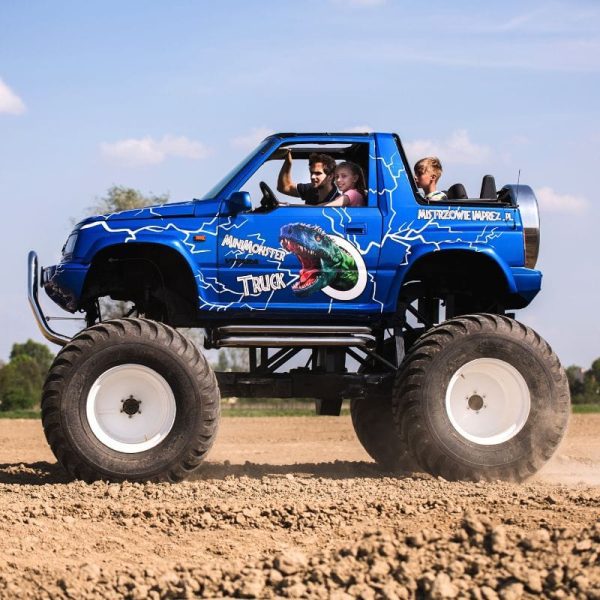 Mini Monster Truck z dzieckiem za kierownicą podczas przejazdu po torze