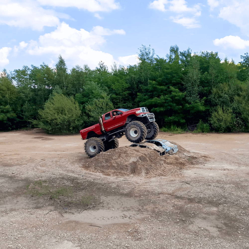 Monstertruck bez homologacji poruszający się po zamkniętym placu monstertruck poland