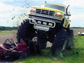 monster truck tratowanie wrakow