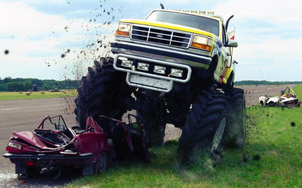monster truck tratowanie wrakow