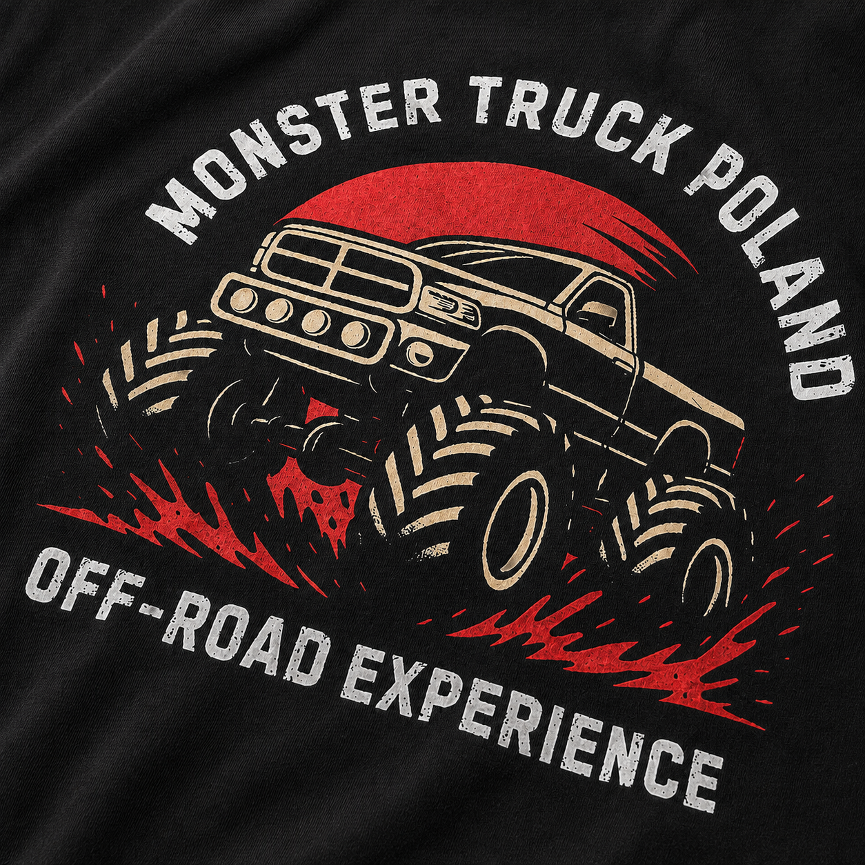 Zbliżenie nadruku Monster Truck Poland na czarnej koszulce